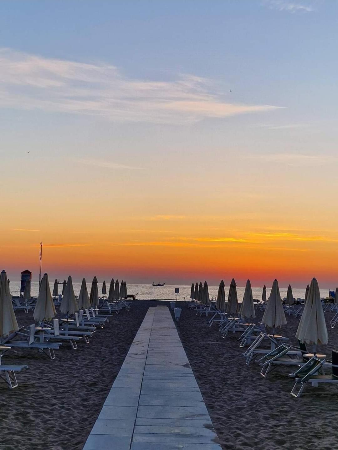 Hotel Kim Rimini Esterno foto